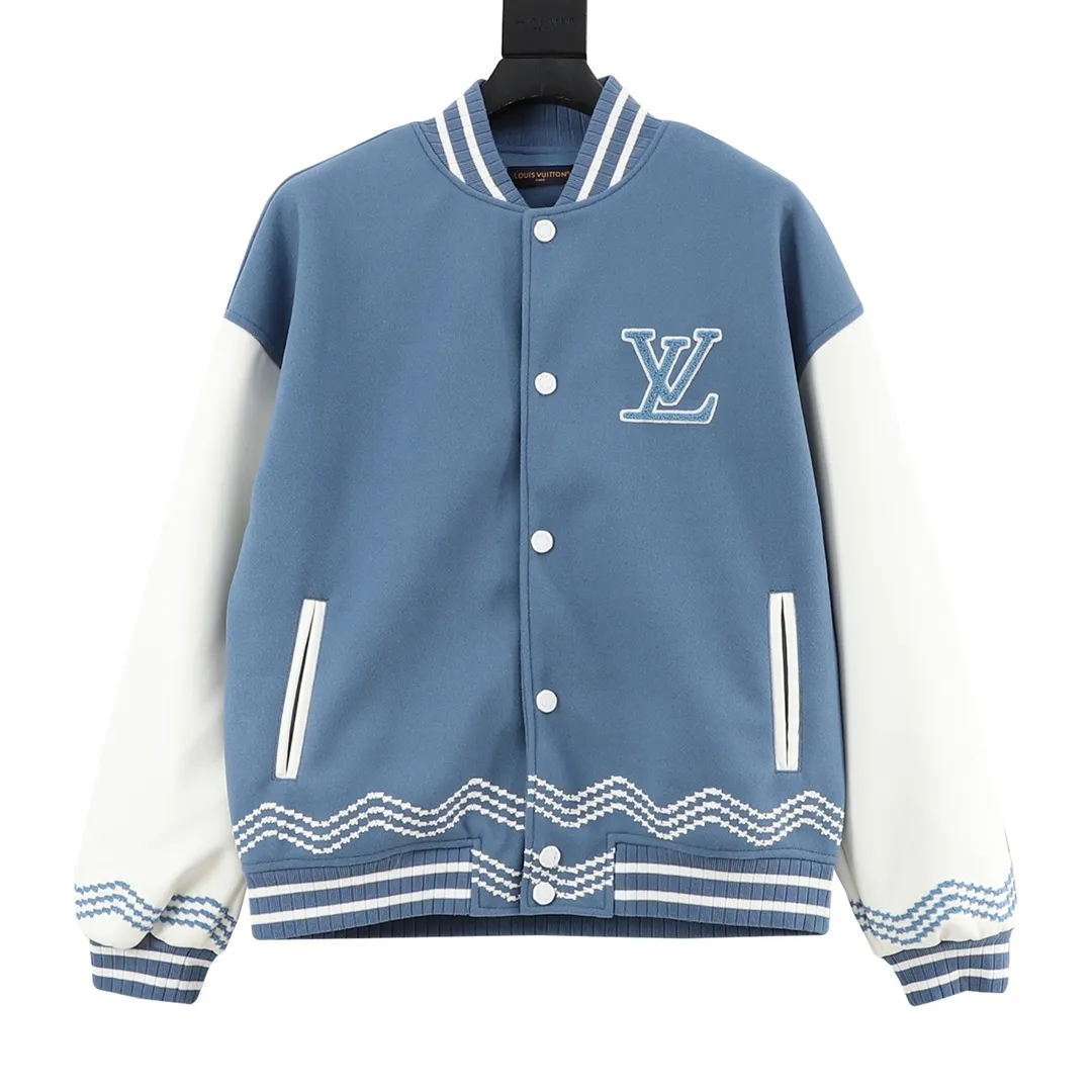 🅿️570 Louis Vuitton/Louis Vuitton logo embroidered leather splicing jacket baseball jacket. This year is particularly popular. Baseball jackets are available at all levels of the market (you must compare the details). The most powerful quality control. Production and research on baseball uniforms for 7 years. Exquisite details. With it, you are the most beautiful boy in the universe. Lacquered full-face snap buttons (buttons with LOGO), sheep body with grained cow leather sleeves, and Monogram The lining elegantly expresses the brand's identity and reflects the millennial style of the 2025 autumn and winter show. Marque L.Vuitton Déposée patches and leather logo embroidered patches are located under and at the back of the left pocket respectively, and pearlescent snap buttons add to the dandy feel. Size: XS-L